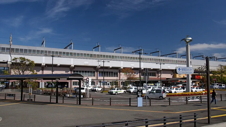 JR 치토세역은 홋카이도 마지막 밤에 삿포로와 신치토세공항 사이 지상 이동을 줄이는 절충형 거점이다