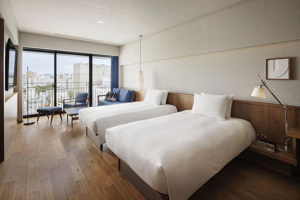 Southwest Grand Hotel 沖繩的客房與床鋪空間