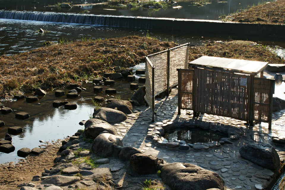 Misasa Onsen riverside hot-spring scene for a Misasa Onsen vs Kurayoshi stay comparison