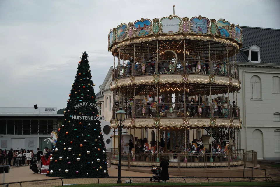 Sky Carousel at Huis Ten Bosch before nightfall