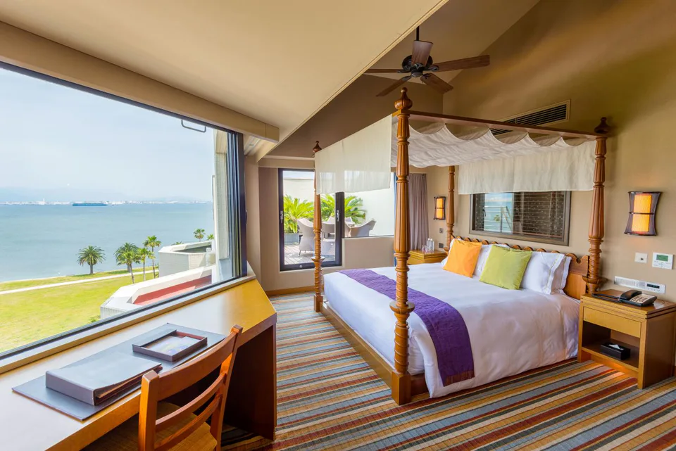 Chambre avec vue sur la mer au THE LUIGANS Fukuoka, idéale pour les couples souhaitant déplacer une nuit du centre-ville à Umi-no-Nakamichi.