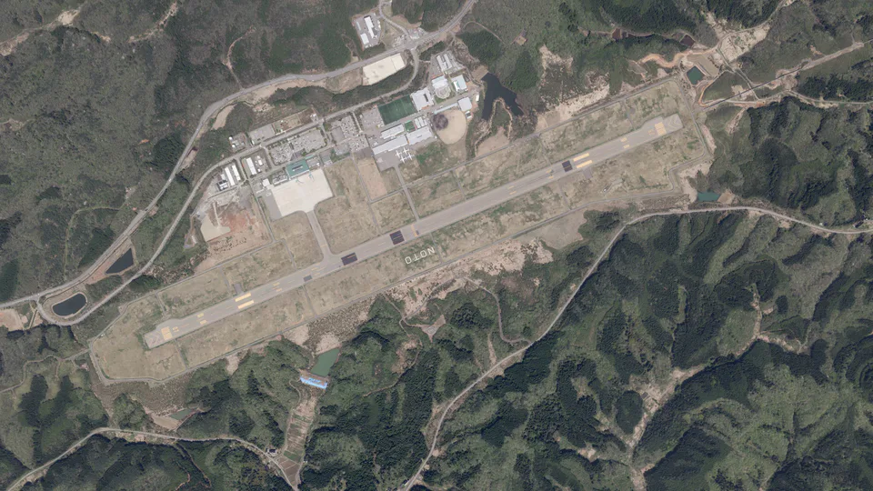ภาพมุมสูงของ Noto Satoyama Airport บนคาบสมุทรโนโตะ ใช้ประกอบการตัดสินใจเส้นทางเหนือไปใต้แบบ open-jaw