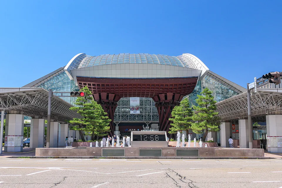 สถานีคานาซาวะ ฐานคืนสุดท้ายสำหรับรับกระเป๋า ต่อ Hokuriku Shinkansen หรือรถบัสไปสนามบินโคมัตสึ