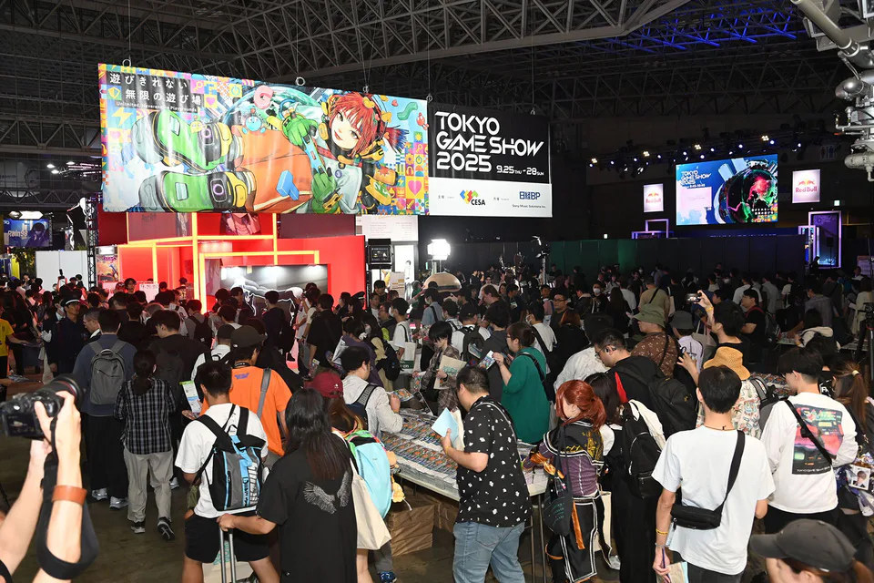 東京電玩展現場大型攤位與密集觀眾,活動日應預留體力與離場時間