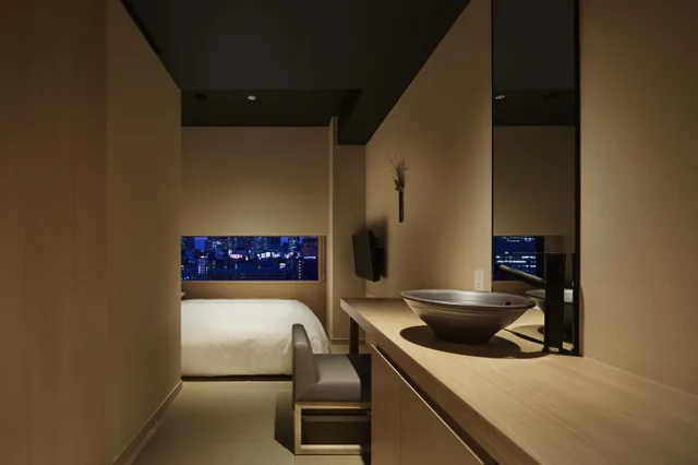 พื้นที่ห้องพักและห้องอาบน้ำของโรงแรมในเกียวโตในช่วงฤดูใบไม้เปลี่ยนสีเต็ม