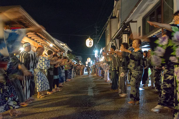 ยากาตะ นักดนตรี และวงเต้น Gujo Odori ในกุโจฮาจิมัง