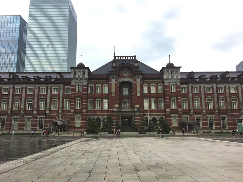 Façade historique en briques rouges de la gare de Tokyo