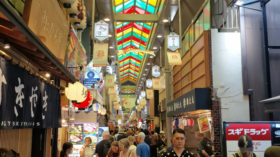 京都錦市場實景，四條河原町與四條烏丸都能服務市中心餐飲購物
