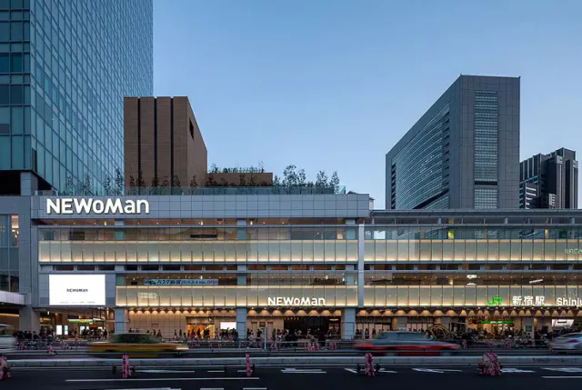 Secteur sud de la gare de Shinjuku près de NEWoMan et du terminal de bus, pratique avant un départ vers l’ouest du Japon