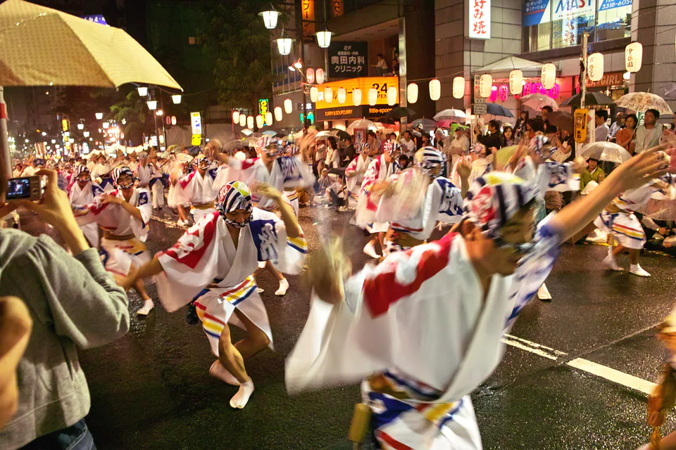 บรรยากาศ Tokyo Koenji Awa Odori บนถนนพร้อมผู้ชมหนาแน่นตลอดแนวเส้นทางแสดง