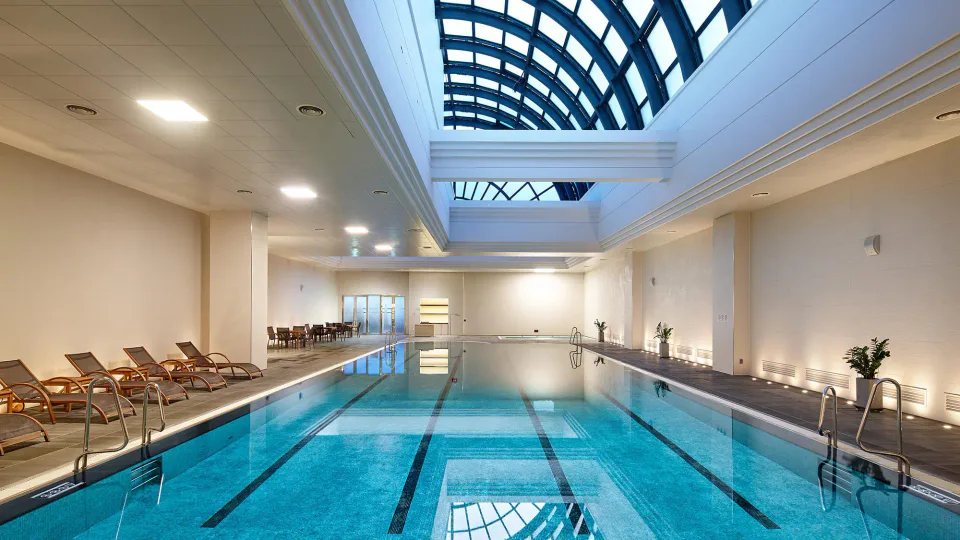 สระว่ายน้ำในร่มและหลังคากระจกของ Lotte Hotel Busan