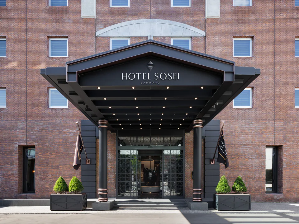 Hotel Sosei Sapporo 입구: 렌터카 높이에 따라 기계식과 전면 주차 비용이 달라질 수 있음