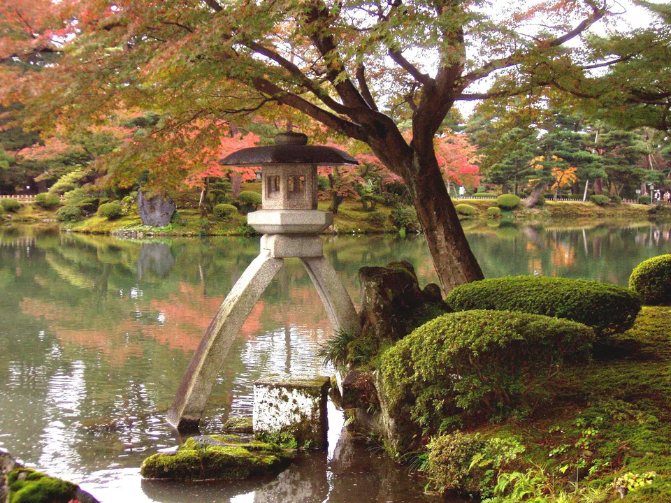 Kenrokuen Garden autumn foliage in Kanazawa as a lower-elevation weather backup