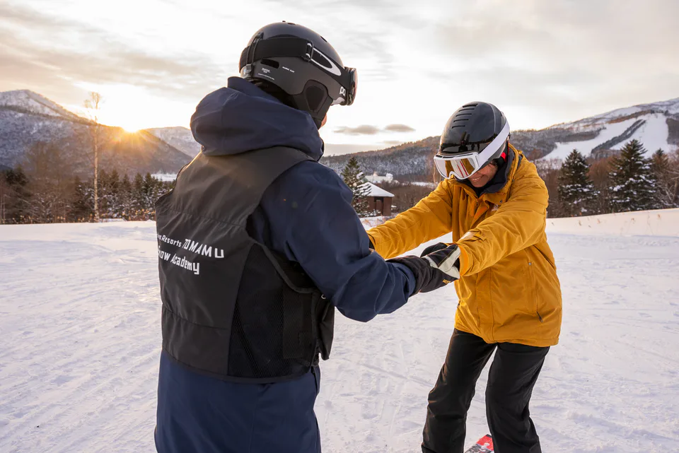 토마무에서 첫 스키를 배우는 장면. 3시간 레슨의 장점은 장비와 첫 리프트에서 생기는 시간 손실을 흡수하는 버퍼에 있다