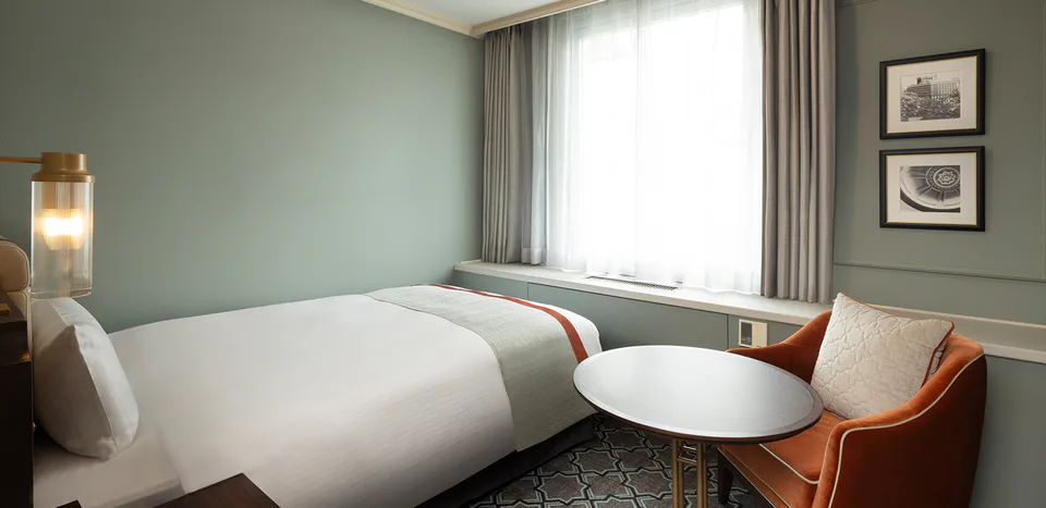 ห้องพักอีกแบบของ Sapporo Grand Hotel ที่มีเตียงและพื้นที่ในห้อง