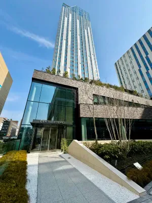 Centara Grand Hotel Osaka ทางเข้าหลักด้านหน้าและอาคารโรงแรมจากภายนอก