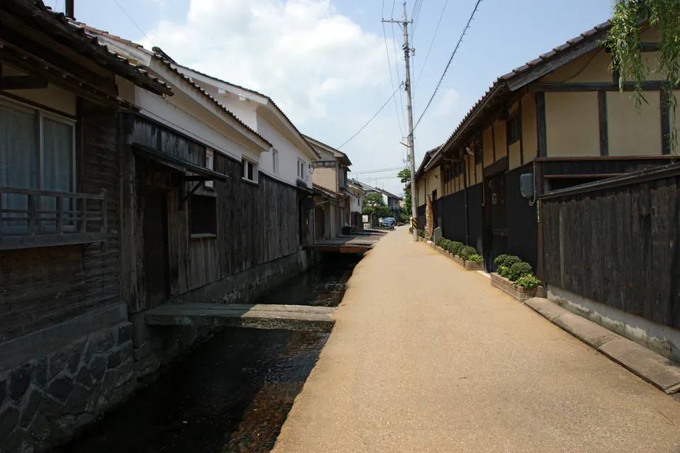 Kurayoshi white-walled storehouse district, which can be visited by bus from a station-based hotel without moving full-size luggage