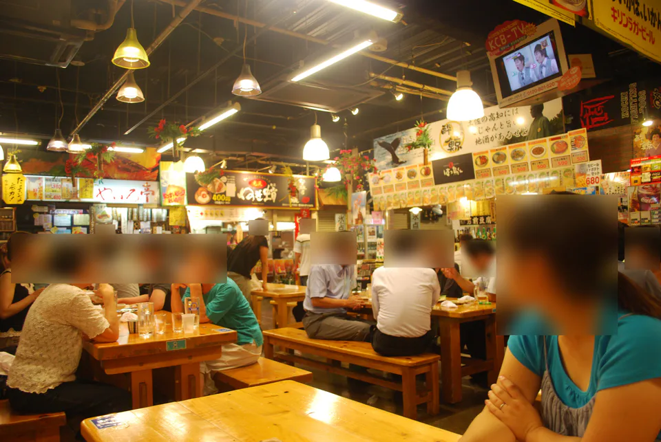 โต๊ะร่วมและแผงอาหารภายใน Hirome Market