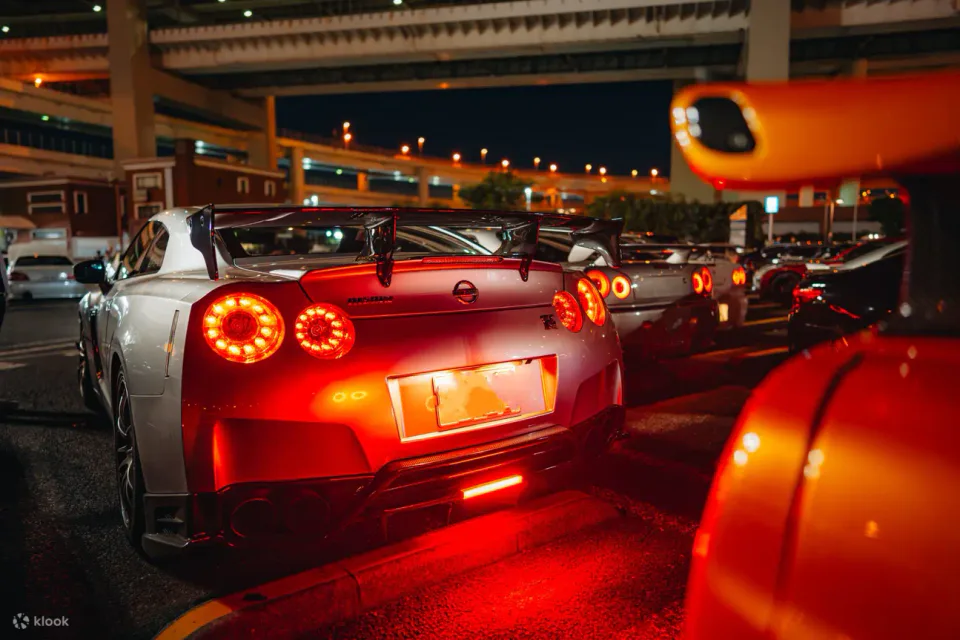 Voiture JDM de type GT-R utilisée pour une expérience nocturne autour de Tokyo et Daikoku PA