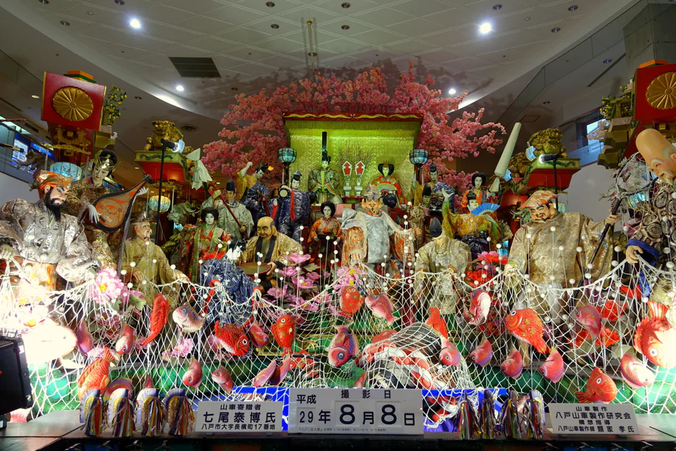 รถแห่ดาชิประดับไฟในคืน Nakabi ของเทศกาล Hachinohe Sansha Taisai