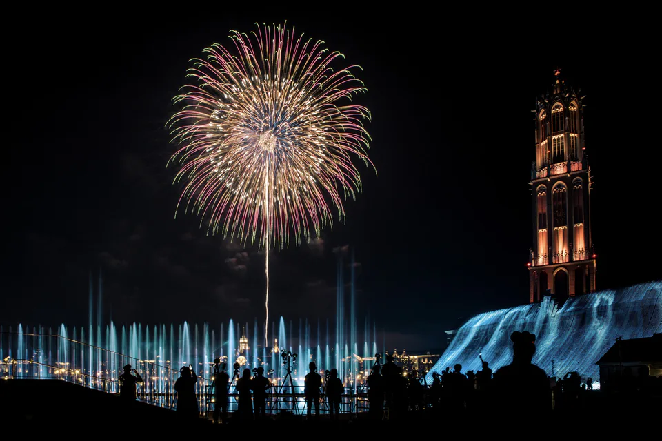 Huis Ten Bosch fireworks with Domtoren in the foreground