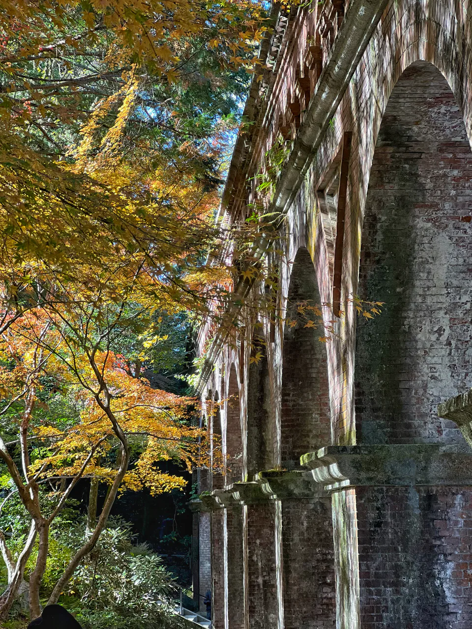 Free outer grounds of Nanzenji with the Suirokaku aqueduct, gravel and autumn trees