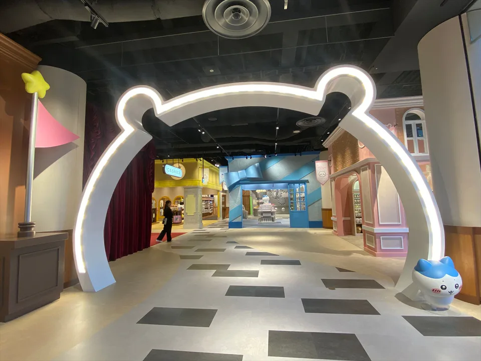 Le parc Chiikawa à Ikebukuro propose des décors thématiques et des zones interactives pour prendre des photos, il est conseillé de prévoir environ 1 à 2 heures.