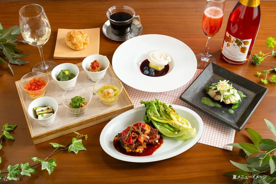 อาหารกลางวันและโต๊ะภายใน THE RAIL KITCHEN CHIKUGO