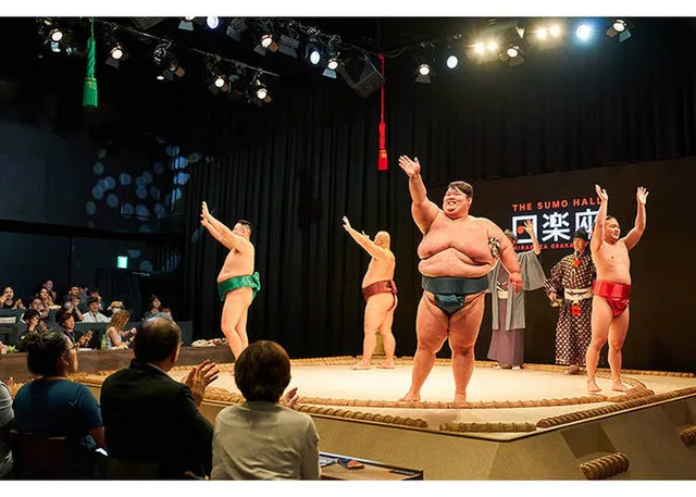 Scène réelle d’un spectacle de lutteurs au SUMO HALL HIRAKUZA OSAKA, à Osaka.
