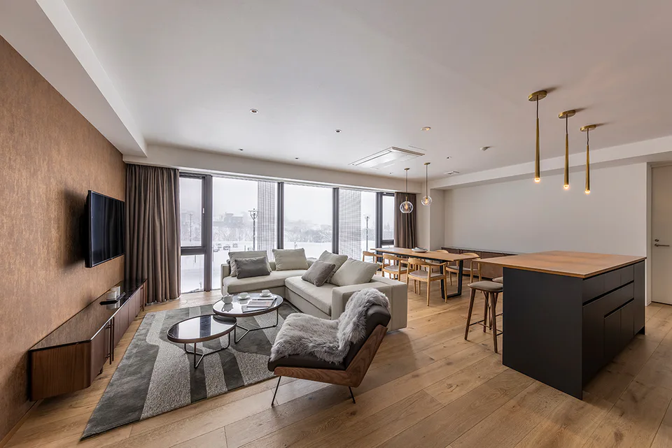 Salon de la résidence Intuition Niseko avec 3 chambres et vue sur le mont Yotei