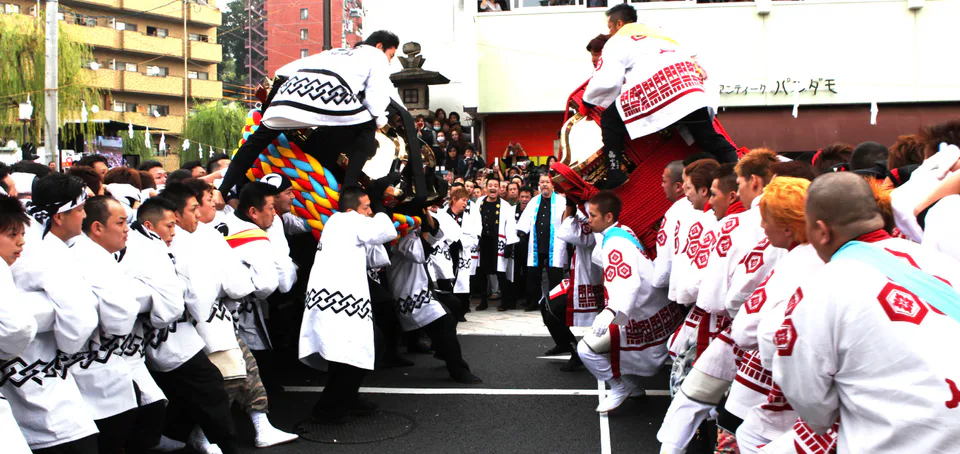 Le mikoshi du festival d'automne de Dōgo à Matsuyama défile dans le quartier de Dōgo, la procession s'approche du sanctuaire prêt à avancer.