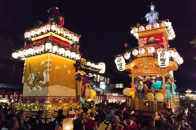 Les chars nocturnes du festival de Kawagoe défilent dans le quartier de la vieille ville, où les spectateurs se rassemblent.