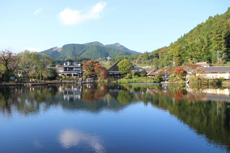 Lake Kinrin autumn trees in Yufuin as a mid-November Kyushu option