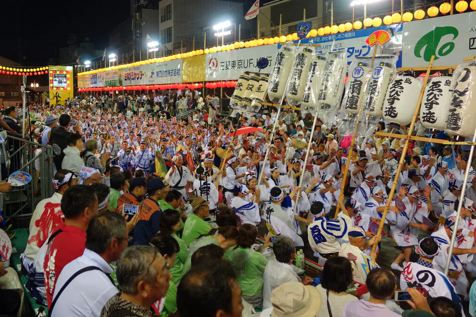 Groupes d’Awa Odori se déployant en formation dans une tribune payante à Tokushima