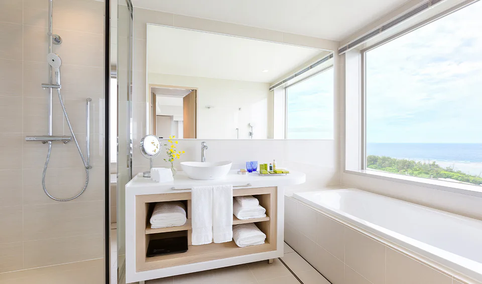 Hilton Okinawa Sesoko Resort的客房浴室空間