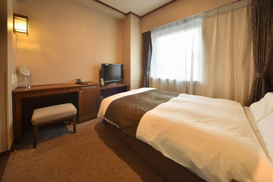 Dormy Inn PREMIUM 小樽的另一款客房的床鋪與室內空間