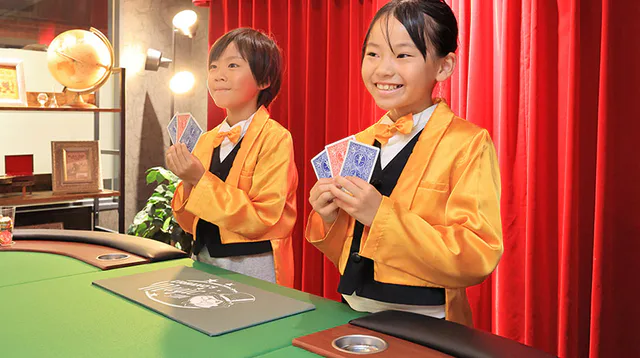 Dans la zone d'expérience Magic Studio de KidZania Fukuoka, les plus grands peuvent choisir différentes activités professionnelles et spectacles selon leurs intérêts.
