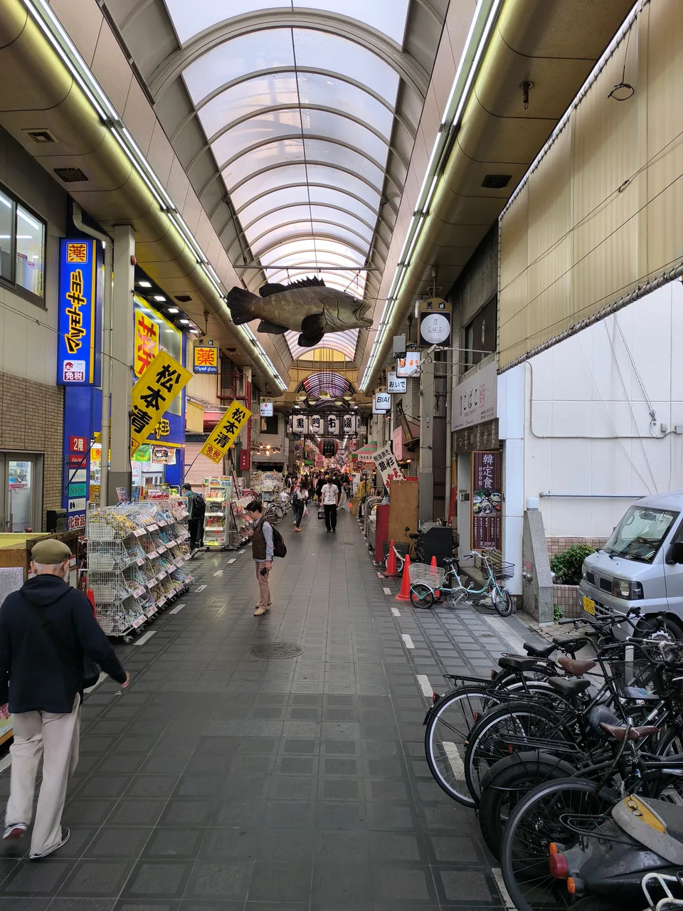 大阪黑門市場實景，朋友旅行可自行吃喝或選擇有導覽的共同美食活動