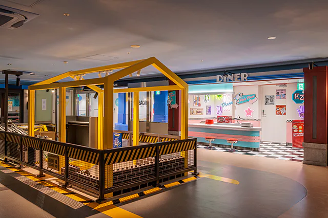 Dans la zone pour jeunes enfants de KidZania Fukuoka Neighborhood, les enfants de moins de 3 ans peuvent se reposer et jouer, mais ne peuvent pas participer aux activités professionnelles standard.