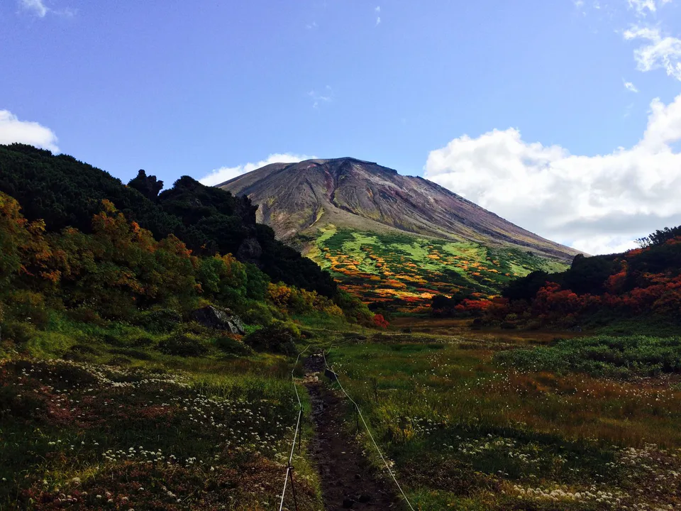 Asahidake alpine autumn colours and volcanic ridge in Daisetsuzan