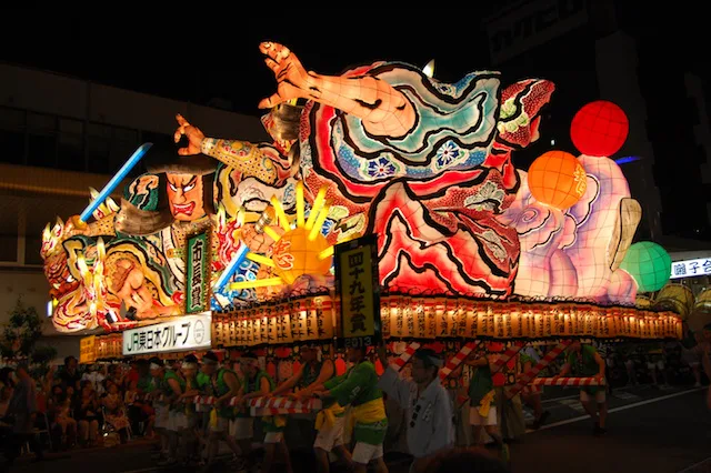 เนบุตะเรืองแสงและผู้ชมริมถนนในเทศกาล Aomori Nebuta ช่วงกลางคืน