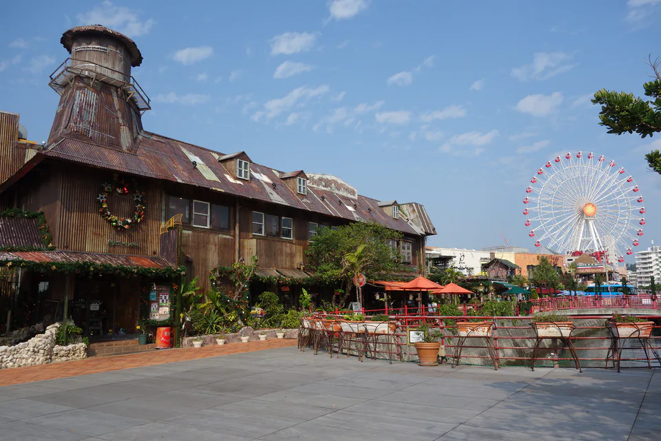 ชาตันและ Mihama American Village ตัวอย่างย่านพักที่มีร้านอาหาร ช้อปปิ้ง และทางเดินริมน้ำ