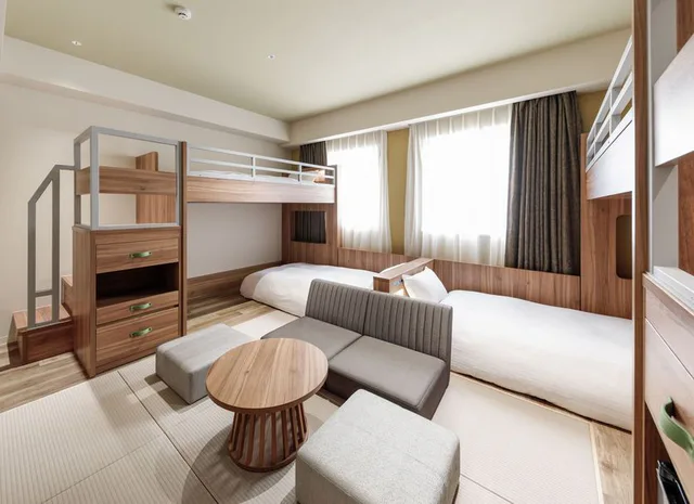 โรงแรมนิชิเท็ตสึ ฮอลล์ ครุม ฮากาตะ เกียว ห้องกลุ่ม รองรับผู้ใหญ่ 4 คน โดยมีเตียงบนและเตียงล่าง