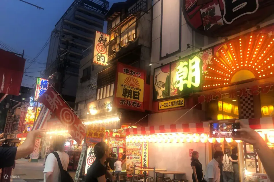 ถนนคนเดินและป้ายร้านอาหารในยามค่ำคืนของชินไซบาชิในโอซาก้า