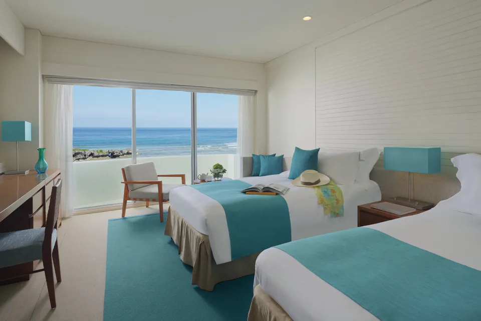 ANA InterContinental Manza Beach Resort的客房與床鋪空間
