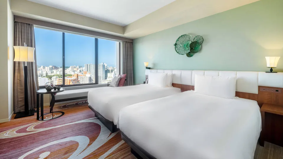 เตียงและพื้นที่ในห้องพักอีกแบบของ Hyatt Regency Naha Okinawa