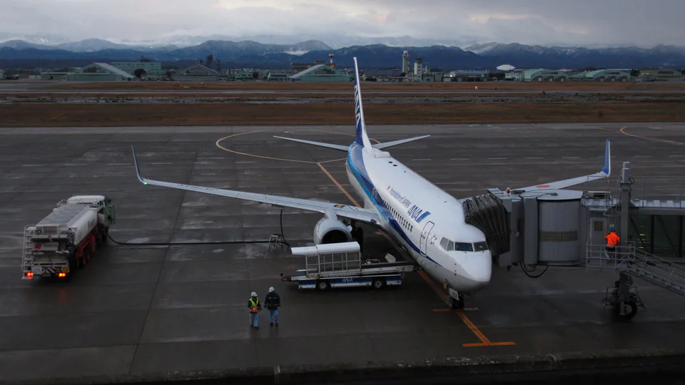เครื่องบิน ANA ที่ Komatsu Airport สนามบินที่เหมาะกับคานาซาวะ คางะ ฟุกุอิ และทริปโฮคุริคุที่ต้องการทางเลือกต่อรถมากกว่า