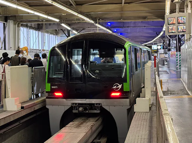 Le panorama de la monorail de Tokyo à l'aéroport de Haneda ; son adéquation dépend principalement de la correspondance à Hamamatsucho, et non uniquement du temps de trajet.