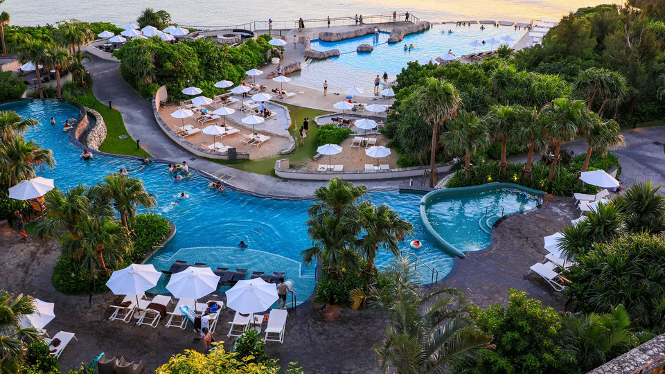 ห้องอาบน้ำขนาดใหญ่และพื้นที่พักผ่อนของ Hyatt Regency Seragaki Island Okinawa