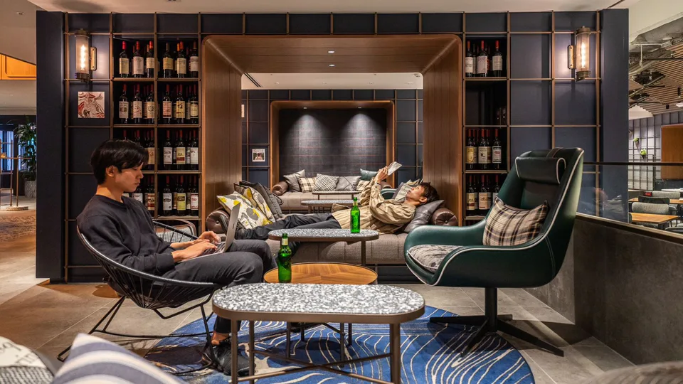 THE LIVELY FUKUOKA HAKATA Lounge, un voyageur seul peut se reposer ou travailler à l'extérieur de sa chambre.